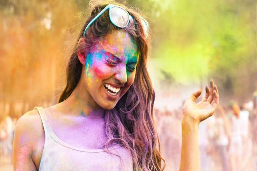 Happy Holi 2020 : असा स्वच्छ करा चेहऱ्यावरील रंग!