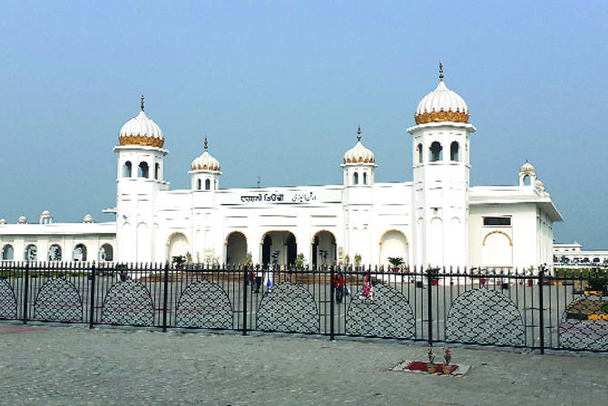 शीख संप्रदायाकरिता सुवर्णमंदिर (अमृतसर) व गुरुद्वारा नानकांनासाहिब, पाकिस्तान इतकेच दरबारसाहिब, कर्तारपूरला महत्त्व आहे.