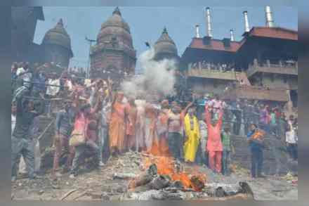 चितेच्या राखेपासून ‘या’ ठिकाणी खेळली जाते होळी!