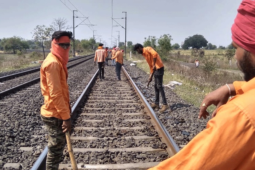 बुटीबोरी, नरखेड येथे रुळांची देखभाल दुरुस्ती करताना ट्रॅकमन.