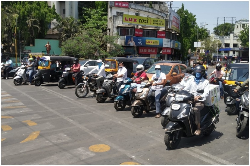 पुणे : संचारबंदी लागू असतानाही पुणेकरांनी आज मोठ्या प्रमाणावर घरातून बाहेर पडत. रस्त्यांवर गर्दी केली होती.