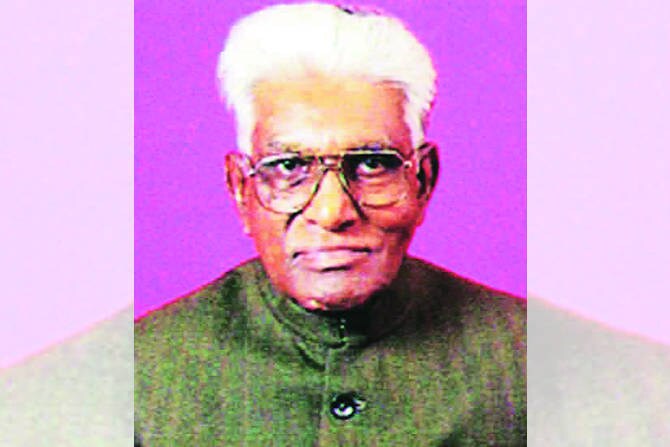 महाविद्यालयीन शिक्षण घेत असताना समता सैनिक दल व शेडय़ुल कास्ट फेडरेशन तसेच सामाजिक चळवळीत व राजकीय क्षेत्रात त्यांनी काम सुरू केले.