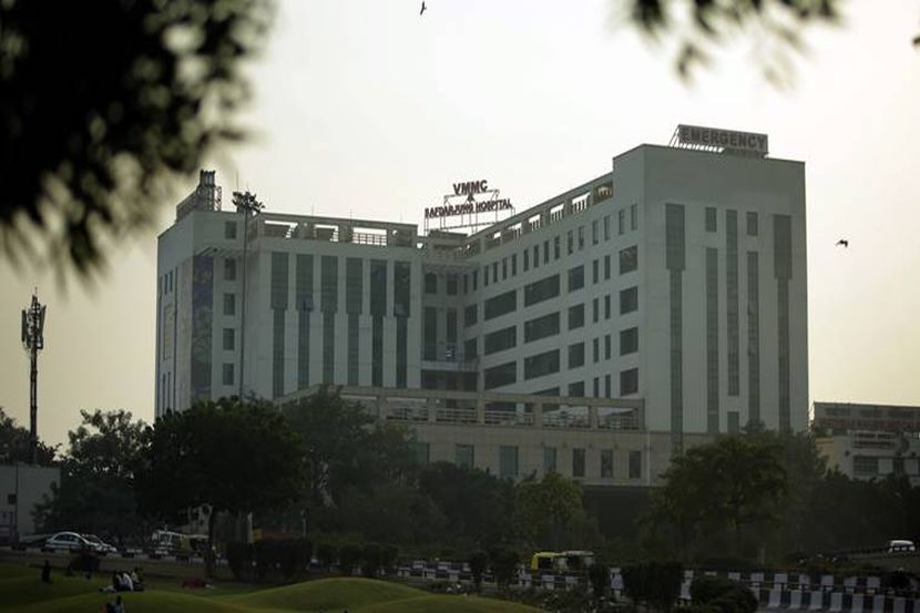 या तरुणानं सातव्या मजल्यावरून उडी मारली होती. (फोटो : प्रवीण खन्ना)