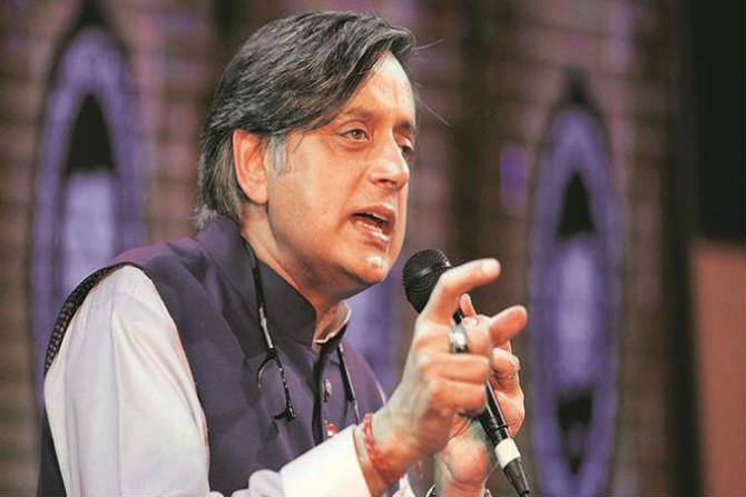 आधी रामदास आठवले आता शशी थरुर, करोनामुळे भारतीय नेते झाले कवी