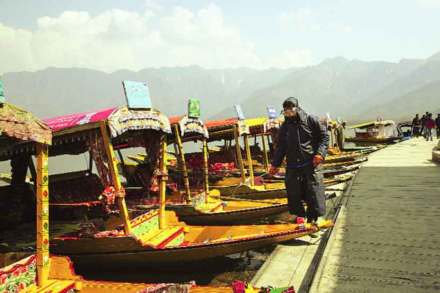 करोनाच्या पार्श्वभूमीवर शिकाऱ्यांचे निर्जंतुकीकरण करण्याचे काम काश्मीरमधील श्रीनगर महापालिकेने हाती घेतले आहे.