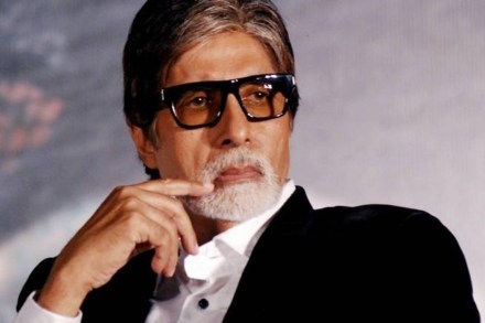 महानायक अमिताभ बच्‍चन यांनी चित्रपटात येण्यापूर्वी इतर कामं केली आहे. फिल्‍मफेअरच्या रिपोर्टनुसार अमिताभ यांनी कोलकाता येथील शिपिंग फर्मवर महिना ५०० रूपयांवर नोकरी केली आहे. 
