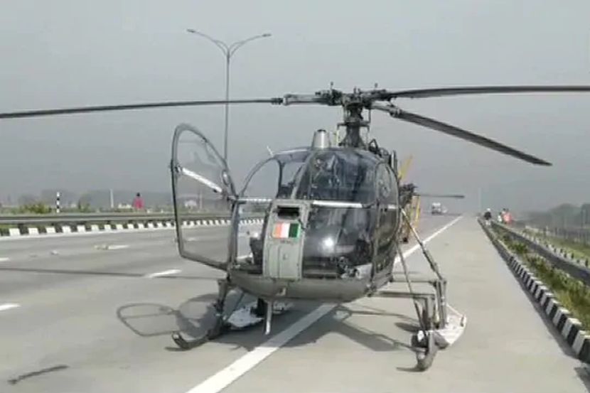 उत्तर प्रदेशात एक्स्प्रेस-वेवर उतरलं भारतीय हवाई दलाचं हेलिकॉप्टर