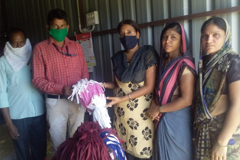 जळगावच्या महिला बचतगटांनी केली स्वस्त मास्कची निर्मिती