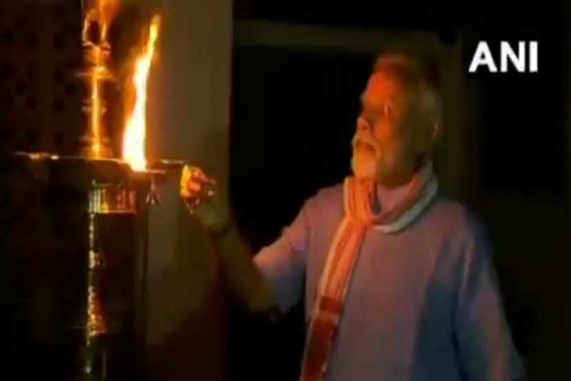 करोना विरोधात देशाची एकजूट, पंतप्रधान नरेंद्र मोदी यांनीही प्रज्ज्वलित केली समई