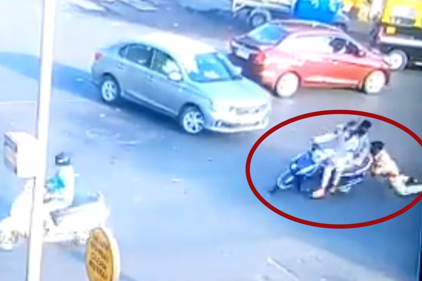 धक्कादायक! दुचाकीस्वाराने सहाय्यक पोलीस निरीक्षकाला फरफटत नेलं, मुंबईतील घटना