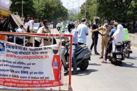 बिबवेवाडी परिसरात घराबाहेर पडलेल्या नागरिकांची चौकशी करताना पुणे पोलीस (छायाचित्र - पवन खेंगरे)