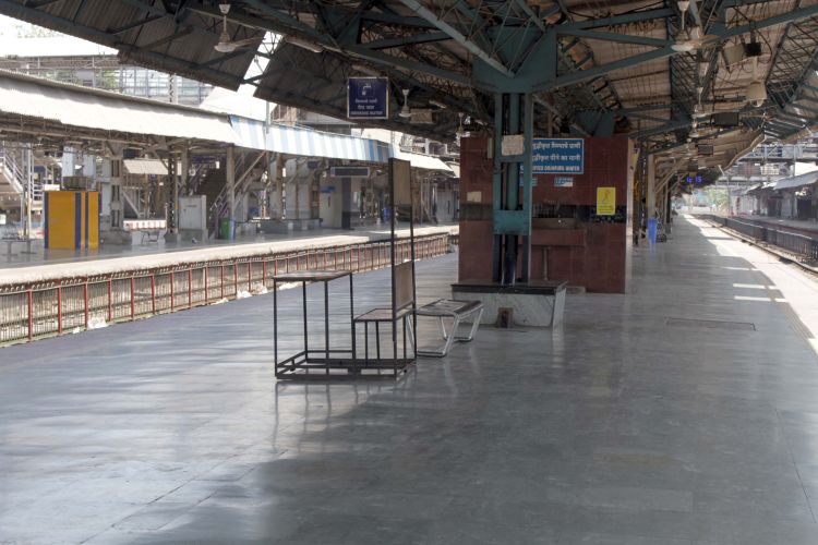 ओस पडलेलं ठाणे रेल्वे स्थानक, छायाचित्र दीपक जोशी