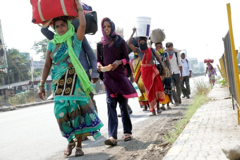 अनेक मजूर गेल्या काही दिवसांत आपल्या गावी परत जाण्यासाठी परत निघाले होते. यापैकी आता काही जण शहरांमध्ये अडकले आहेत. त्यांचे हे प्रातिनिधिक छायाचित्र (अरुल हॉरिझन)