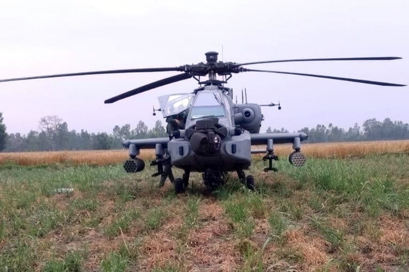 अमेरिकेकडून घेतलेल्या नव्या कोऱ्या ‘अपाचे’ हेलिकॉप्टरचं शेतामध्ये इमर्जन्सी लँडिंग