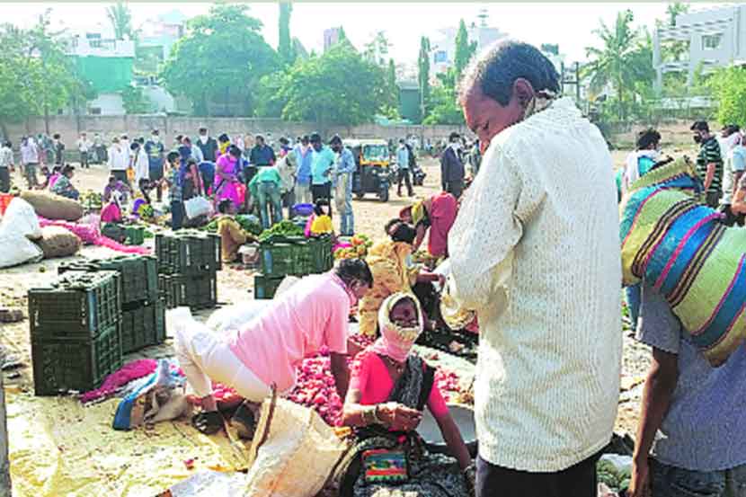 बाजारात भाजीपाला-फळ खरेदीसाठी झुंबड