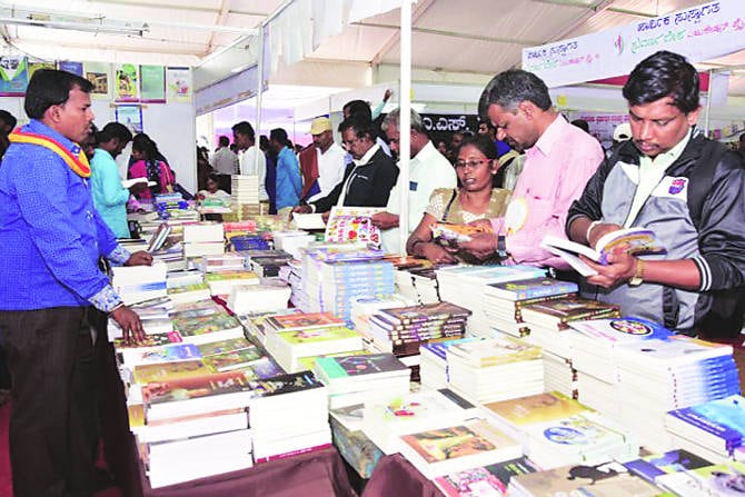 मुद्रणपूर्वकाळात ग्रंथव्यवहार आणि लेखन-वाचन संस्कृती वेगवगळ्या स्वरूपाची होती. ग्रंथव्यवहार हा हस्तलिखित पोथ्यांच्या स्वरूपात होता आणि त्यामुळे एका ग्रंथाच्या अनेक प्रतींची संख्या मर्यादित होती. 