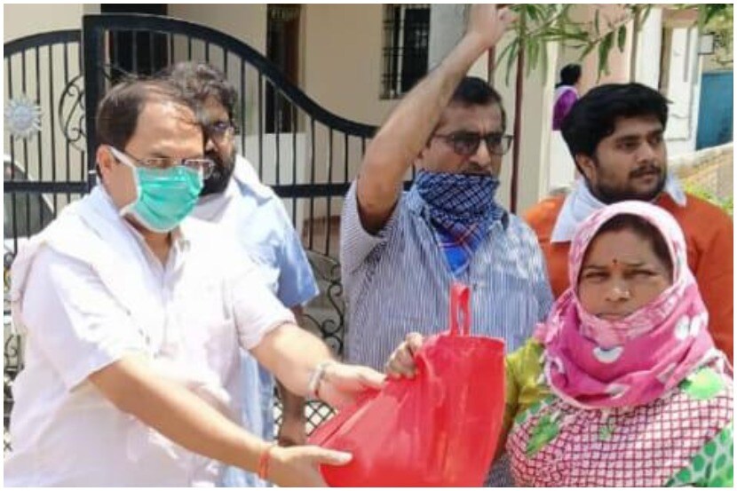 Coronavirus : हिंदी विद्यापीठाकडून गरजवंतांना धान्य वाटप