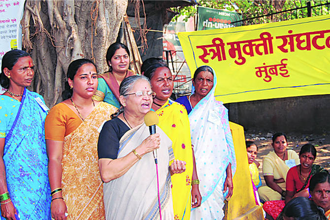 राष्ट्रीय महिला आयोगाच्या म्हणण्यानुसार, करोना व्हायरसच्या प्रादुर्भावामुळे केल्या गेलेल्या लॉकडाऊनच्या काळात महिलांवरील कौटुंबिक हिंसाचारात वाढ झालेली आहे.