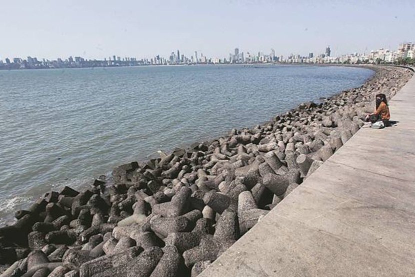Marine Drive wore a deserted look, in Mumbai on Friday. (Express photo by Pradip Das)