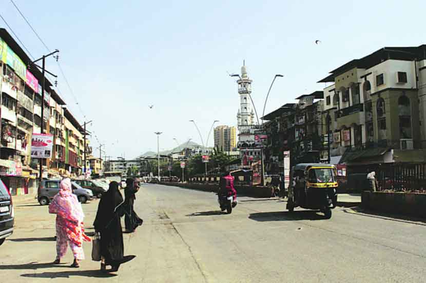 मुंब्रा परिसरात अनेक नागरिक रस्त्यावर फिरत असल्याचे चित्र होते.