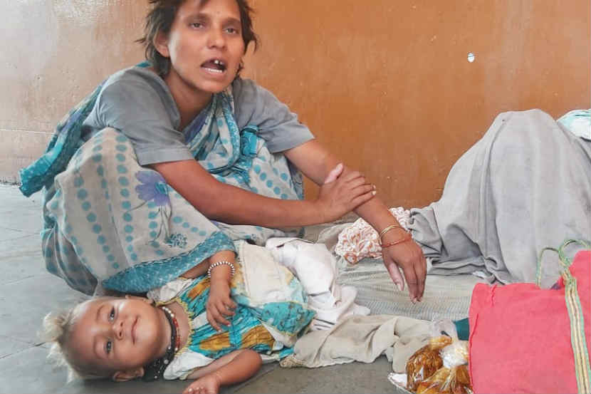 उस्मानाबाद : लॉकडाउनमुळं एक गतिमंद महिला आपल्या ९ महिन्यांच्या बाळासह बस स्थानकात अडकून पडली आहे. (छायाचित्र - रविंद्र केसकर)