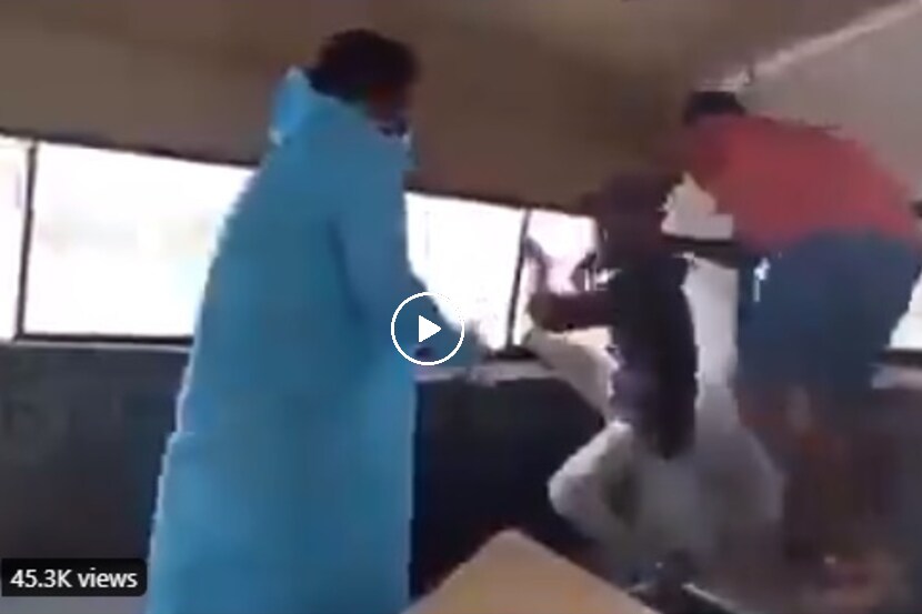 Video: लॉकडाउनमध्ये भटकणाऱ्यांना पोलिसांनीच नकली करोना रुग्णाबरोबर कोंडलं आणि मग…