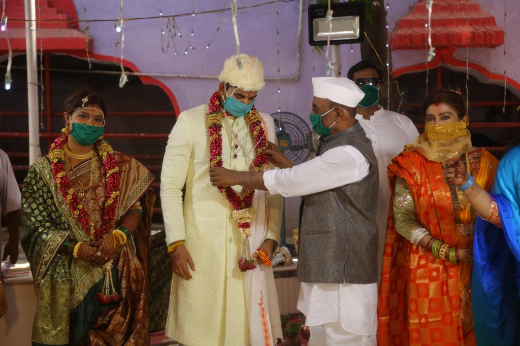 अक्षयने बेधडक, दोस्तीगिरी, बस स्टॉप अशा अनेक मराठी चित्रपटात काम केलं आहे. तसंच ‘फत्तेशिकस्त’ या चित्रपटातही अक्षयनं महत्त्वाची भूमिका साकारली होती. 