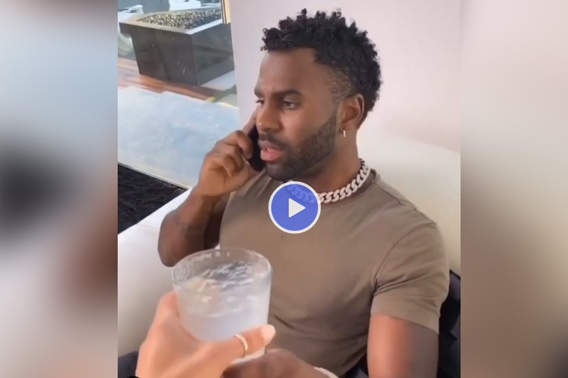 Video: फोनवर बोलण्यात गुंग असणाऱ्या गायकाच्या हातात गर्लफ्रेंडने ठेवला साप