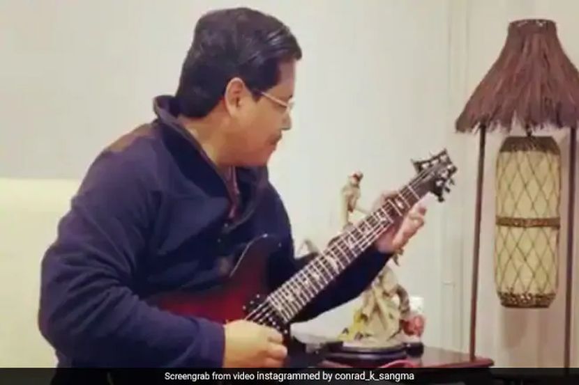 Video: गिटारीस्ट नाही हे आहेत एका राज्याचे मुख्यमंत्री