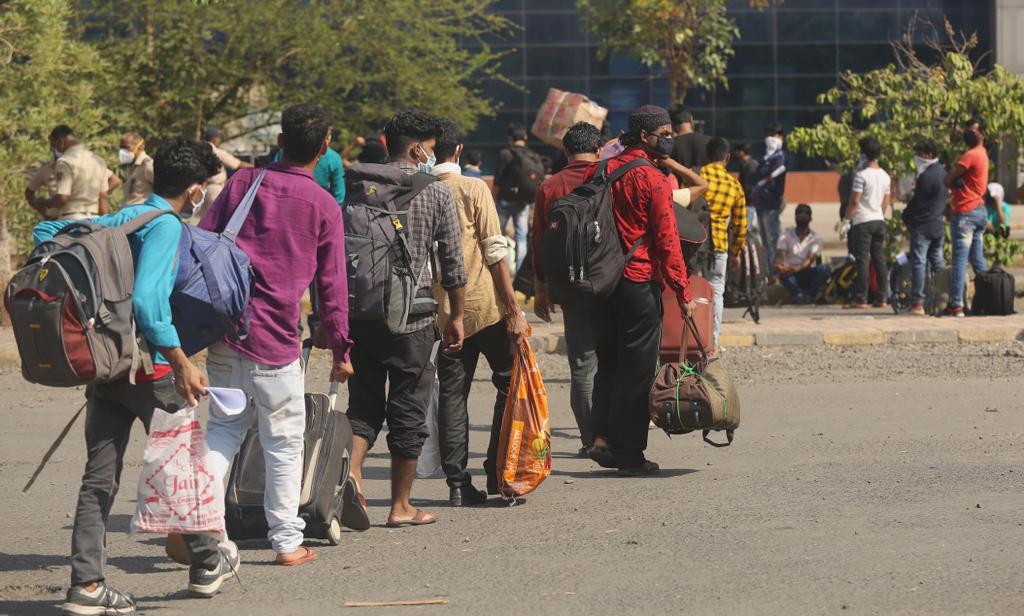 करोनाच्या पार्श्वभूमीवर लॉकडाउनमध्ये अडकलेले स्थलांतरित कामगार आता गावाकडं परतत आहेत. 