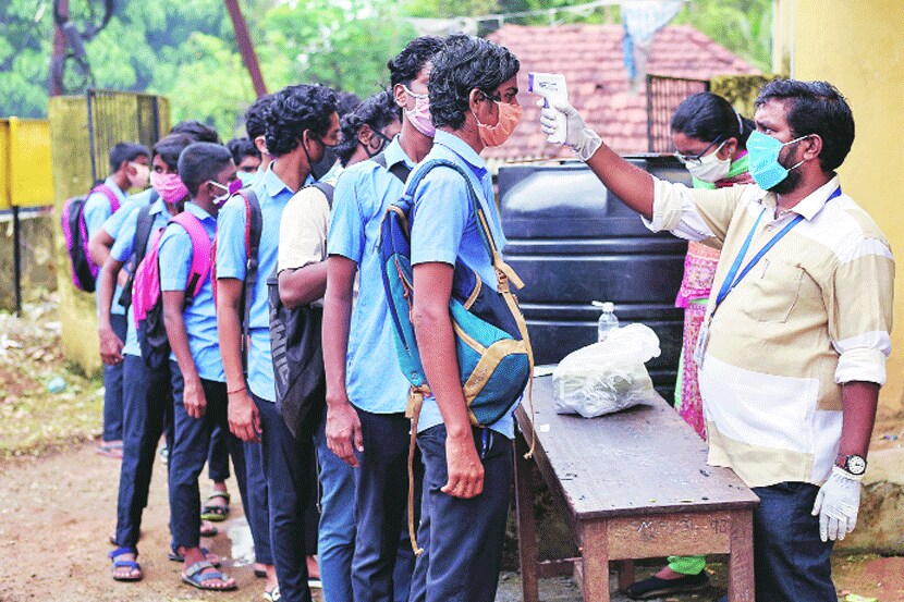 केरळमध्ये राज्य मंडळाची परीक्षा सुरू आहे. मंगळवारी कोची येथे परीक्षा केंद्रांवर विद्यार्थ्यांची तपासणी करूनच सोडण्यात आले.