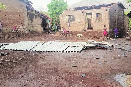 इगतपुरी तालुक्यातील चिंचलेखैरे येथे वादळी पावसामुळे पत्रे उडून घरांचे नुकसान झाले