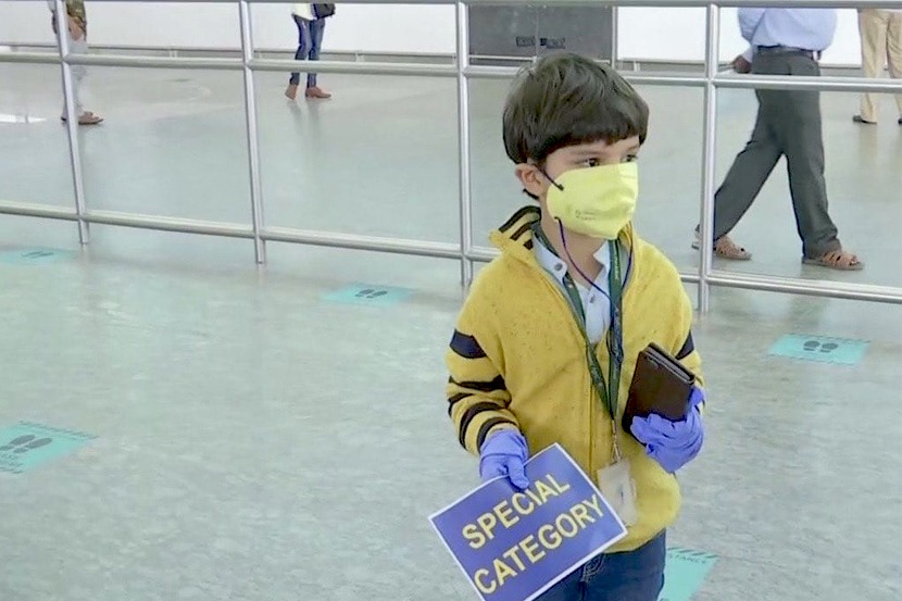 ‘स्पेशल कॅटेगिरी’च्या पाटीसह पाच वर्षांच्या मुलाचा विमान प्रवास, तीन महिन्यांनी भेटला आईला