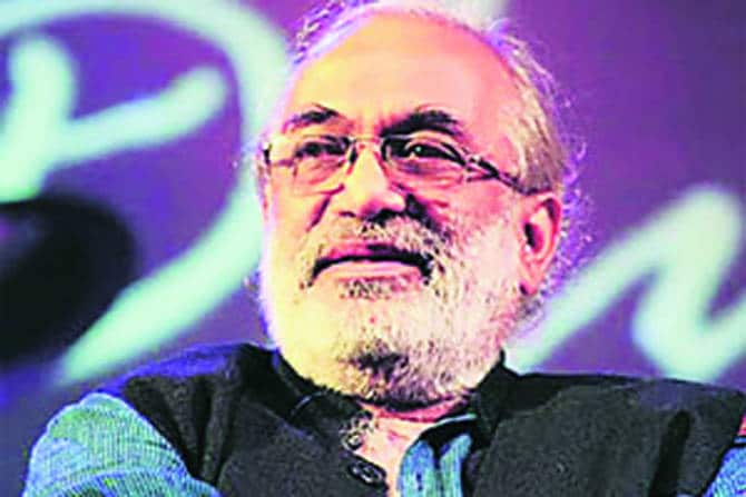 आनंद मोडक या संगीतकाराचं एक वैशिष्टय़ होतं. म्हटलं तर बलस्थान, म्हटली तर कमतरता! ते असं की, कुठलंही गाणं करताना त्याला काही ना काहीतरी अधिष्ठान असले पाहिजे अशी मुळात त्यांनी स्वत:ला अटच घातली होती. 