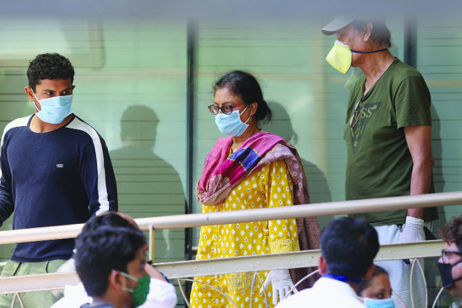 ताप, सर्दी, खोकला काही नसल्याने रिपोर्ट निगेटिव्ह येईल असं वाटत होतं, पण दुर्दैव. आमचे सगळ्यांचे रिपोर्ट दोन दिवसांनी म्हणजे ८ मे रोजी पॉझिटिव्ह आले. (छायाचित्रे प्रातिनिधिक)