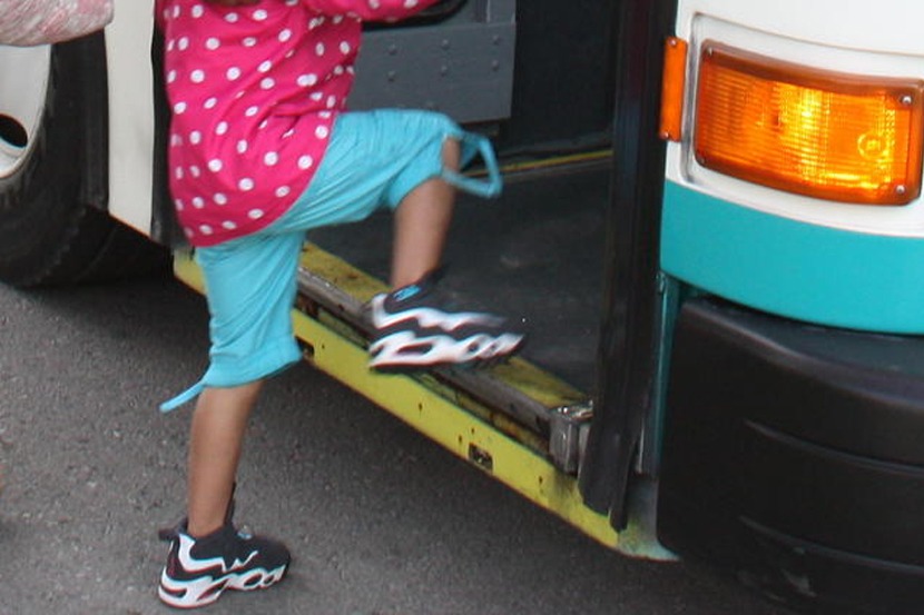 भीषण परिस्थिती, आई-वडिलांसोबत बस पकडण्यासाठी पळणाऱ्या सहा वर्षाच्या मुलीला ट्रकने चिरडलं