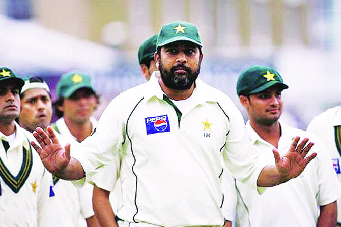 नैराश्येच्या या वातावरणात औटघटका मनोरंजन पुरवण्याचे काम पाकिस्तानी क्रिकेटपटू करत असल्यामुळे त्यांचे आभारच मानले पाहिजेत. 