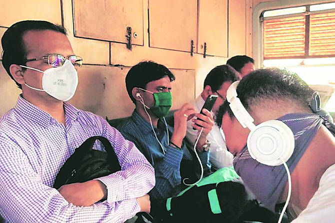 संसर्गाचं, मृत्यूचं भय अनेक अशक्य वाटणाऱ्या गोष्टी सहज स्वीकारायला भाग पाडते. अनेक सवयी दैनंदिन जीवनाचा भाग होऊन जातात.