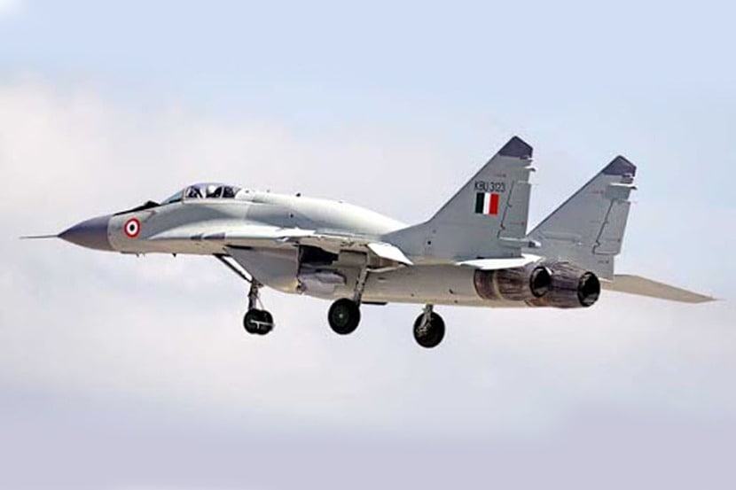 इंडियन एअर फोर्सचं मिग-२९ विमान कोसळलं