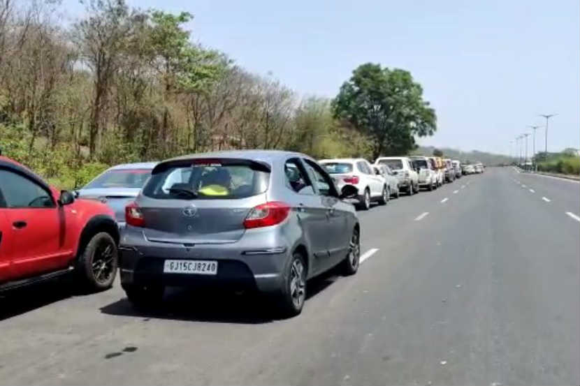 पालघर : शासनानं परवान्यासह प्रवासाला परवानगी दिल्यानंतर मुंबई-गुजरात महामार्गावर लागलेल्या वाहनांच्या रांगा.