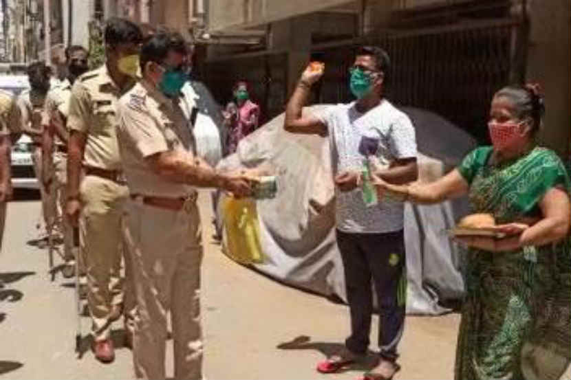 पिंपळे-सौदागर : पिंपरी-चिंचवड पोलिसांच्या रुटमार्च दरम्यान नागरिकांनी टॉवेल आणि श्रीफळ देऊन त्यांचा सत्कार केला.
