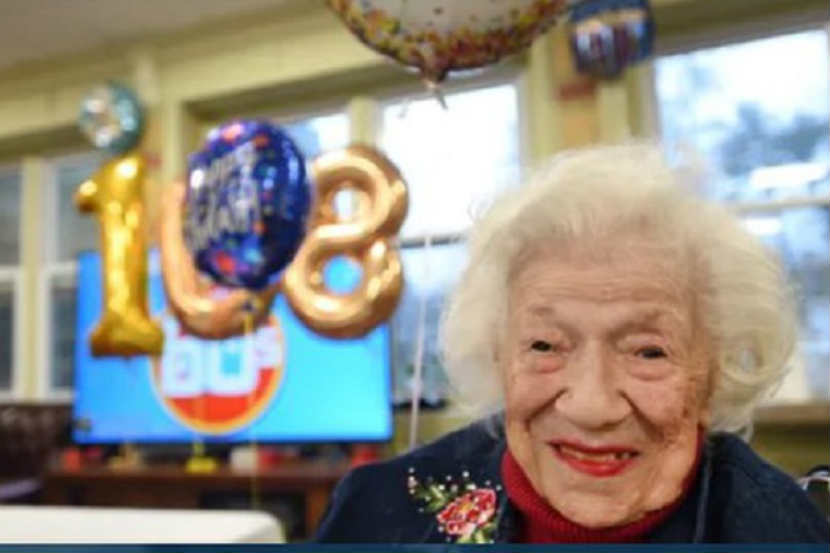 न्यू जर्सी (अमेरिका) : न्यू जर्सीमधल्या सिल्हिया गोल्डशूल या १०८ वर्षांच्या आजींबाईंनी गेल्या १०० वर्षांत दोन महासाथी पाहिल्या आहेत. सध्या त्या करोनाच्या साथीतून बऱ्या होऊन सुखरुप घरी परतल्या आहेत.