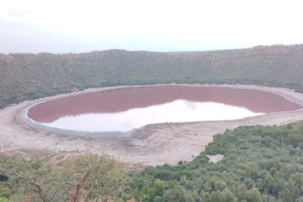 लोणार सरोवरातील पाण्याचा रंग बदलला