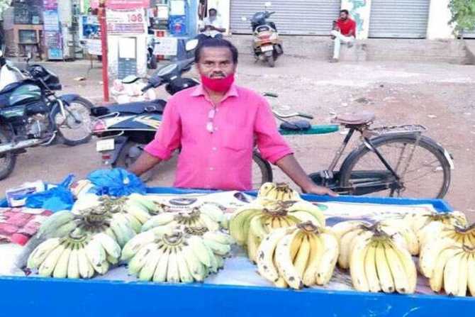 लॉकडाउनने नोकरी गमावली, पोस्ट ग्रॅज्युएट शिक्षक रस्त्यावर विकतोय केळी