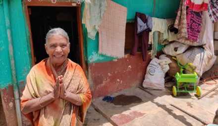 मोठ्या मनाच्या आजीबाई ! ६०० रुपयांच्या पेन्शनमधील ५०० रुपये गरजूंच्या मदतीसाठी केले दान