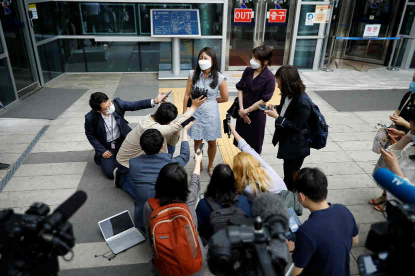 सेऊल : दक्षिण कोरियातील सेऊल येथील कोर्टासमोर शुक्रवारी सुनावणी झाल्यानंतर माध्यमांशी बोलताना कारा बोस. (छायाचित्र सौजन्य - रॉयटर्स )