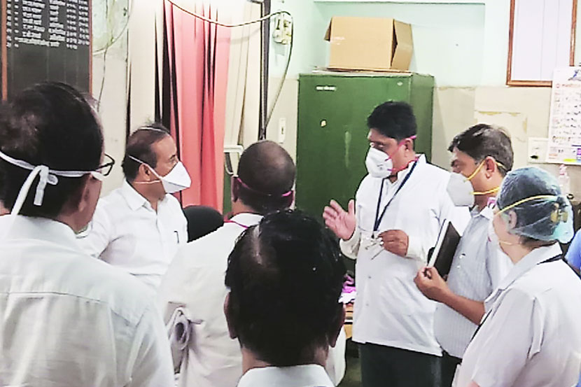 आरोग्यमंत्री राजेश टोपे यांनी जळगाव येथील शासकीय रूग्णालयातील डॉक्टरांशी चर्चा केली.