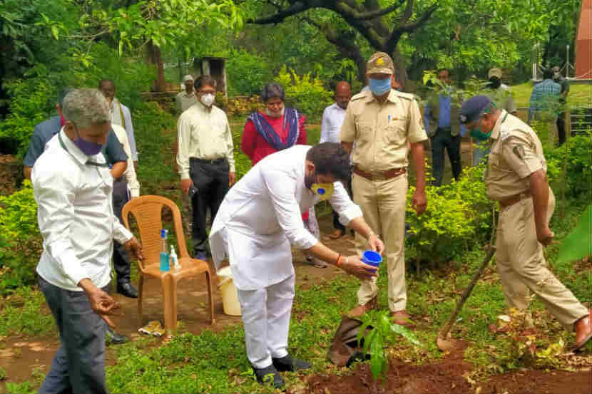 यवतमाळ : 'वसंतराव नाईक हरित महाराष्ट्र अभियान' अंतर्गत पडीत क्षेत्रावर वृक्ष लागवडीचा कार्यक्रम हाती घेण्यात आला आहे. यावेळी वृक्षारोपन करताना वनमंत्री संजय राठोड.