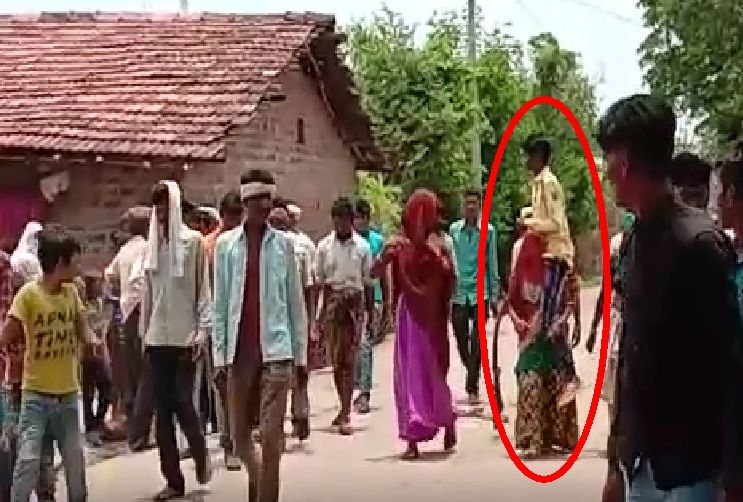 अजब शिक्षा : आठवडाभर बेपत्ता असलेल्या महिलेची परतल्यावर पतीला खांद्यावर बसवून धिंड