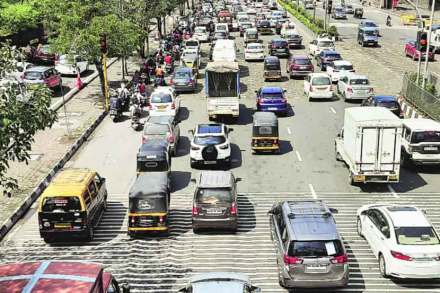 पूर्व द्रुतगती मार्गावर लागलेल्या वाहनांच्या रांगा.